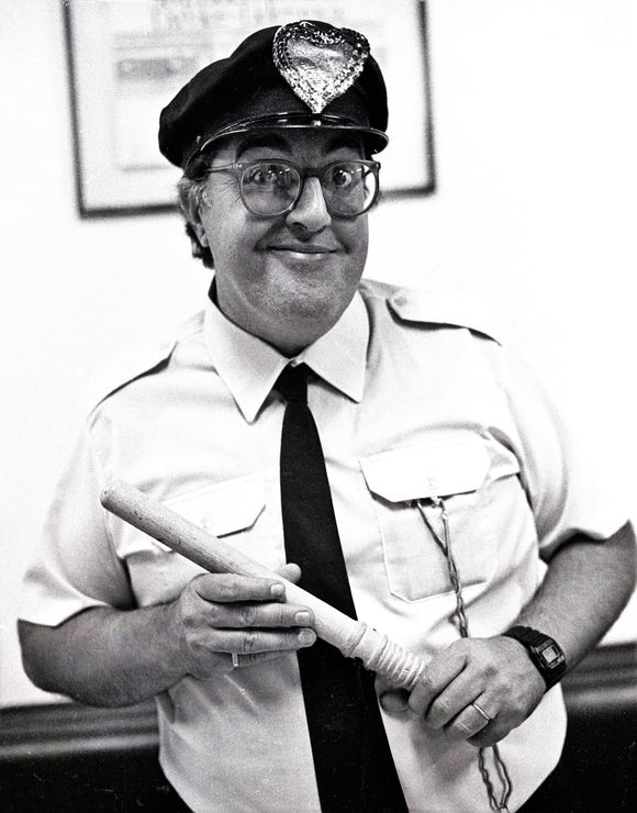 Morte de Theobaldo, o Guarda Juju de 'A Praça é Nossa' foi lamentada pelo SBT: 'Solícito, gentil e sempre pronto a fazer rir, Roberto Marquis deixa saudade em seus companheiros e na plateia, com a certeza de ter feito muita gente mais feliz neste mundo'