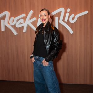 Camila Rodrigues investe em uma produção urban rocker clássica e despojada. A atriz combina uma jaqueta de couro preta de caimento estruturado sobre blusa escura básica e calça jeans de modelagem wide leg, arrematando o visual com botas pretas de sola tratorada e lábios vermelhos destacados


Duh Marinho traz uma proposta divertida e audaciosa de streetwear conceitual. Ele veste uma camiseta branca oversized com a estampa da marca patrocinadora combinada com macacão estampado em cow print usado com a parte superior amarrada na cintura, finalizando com óculos de lentes vermelhas e calçados em tom vibrante.

Gi Fernandes apresenta uma estética romantic-retro delicada e minimalista. O look é composto por um vestido curto off-white de mangas longas com textura acetinada e efeito drapeado no busto e cintura, combinado com meia-calça clara e sapatilhas estilo Mary Jane com apliques metálicos.

Victor Lamoglia aposta em um visual smart casual vibrante e moderno. O ator veste uma camisa polo em tom laranja vivo combinada com calça de alfaiataria preta de corte reto e cinto com correntes metálicas pendentes, arrematando o look com botas pretas e óculos escuros.

Camila Rodrigues investe em uma produção urban rocker clássica e despojada. A atriz combina uma jaqueta de couro preta de caimento estruturado sobre blusa escura básica e calça jeans de modelagem wide leg, arrematando o visual com botas pretas de sola tratorada e lábios vermelhos destacados.

Aline Borges e Alex Nader harmonizam produções em tons neutros e propostas contemporâneas. Aline combina trench coat leve em tom pastel sobre blusa branca e saia assimétrica em renda, arrematada por tênis esportivo; Alex aposta em camiseta branca básica, calça terrosa ampla, jaqueta amarrada na cintura e óculos escuros.