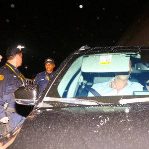 Lady Gaga passa com seu carro diante de fã que a esperava no aeroporto do Galeão