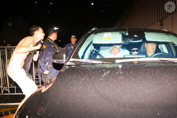 Lady Gaga passa com seu carro diante de fã que a esperava no aeroporto do Galeão