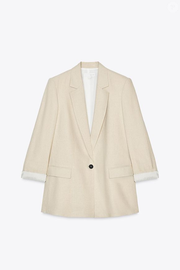 Com mangas amplas, ombreiras e acabamento sofisticado, o blazer de linho da Zara surge como alternativa elegante para mulheres que querem um visual refinado sem abrir mão do conforto