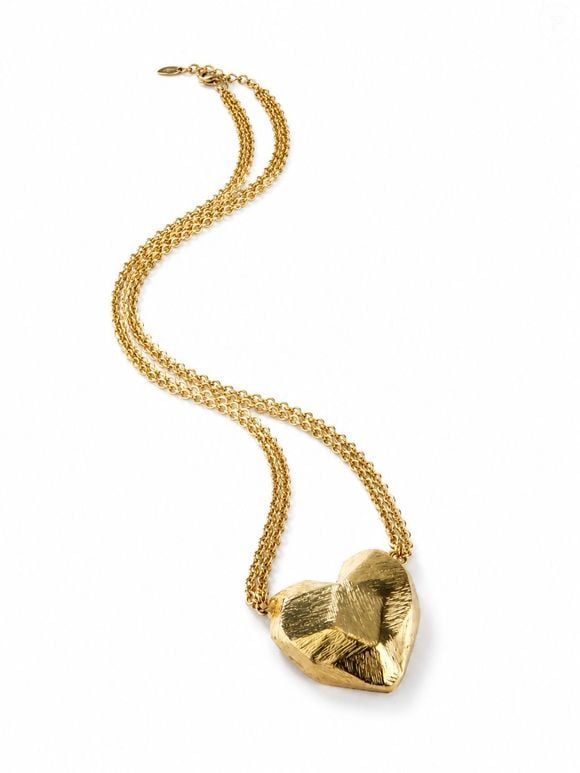 Gargantilha H.MARIA  folheada a ouro com pingente de coração com volumes geométricos e curvas orgânicas; valor da joia: R$ 309,60