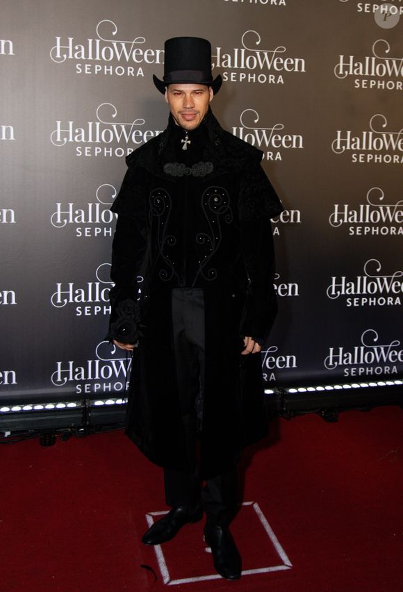 Baile de Halloween da Sephora 2025: com visual dark e lentes vermelhas, José Loreto roubou a cena