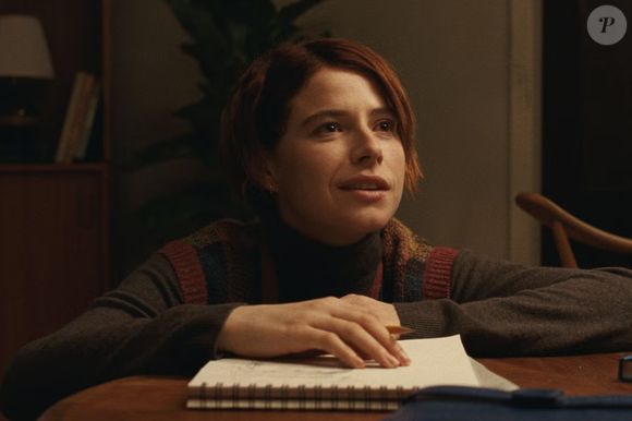 Outro filme de sucesso de Jessie Buckley foi 'Fingernails', quando ela já estava ruiva novamente