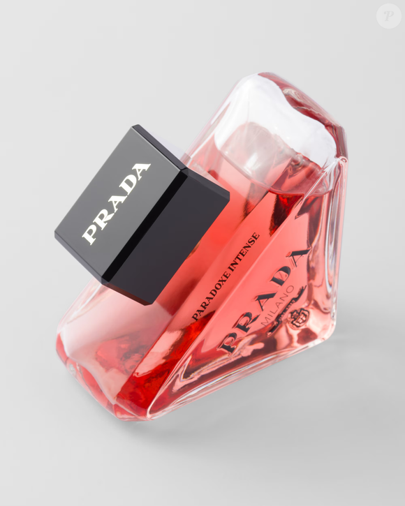 A Prada aposta em contrastes florais e amadeirados para transformar Paradoxe Intense em uma das fragrâncias mais elegantes da temporada