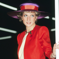 Arezzo se inspira em Lady Di para criar o scarpin rosa-choque, favorito da princesa para looks color block que rejuvenescem