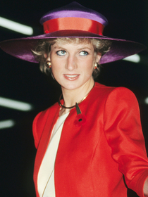 Arezzo se inspira em Lady Di para criar o scarpin rosa-choque, favorito da princesa para looks color block que rejuvenescem