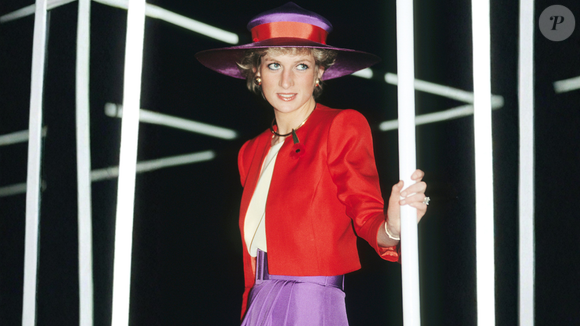 Arezzo se inspira em Lady Di para criar o scarpin rosa-choque, favorito da princesa para looks color block que rejuvenescem