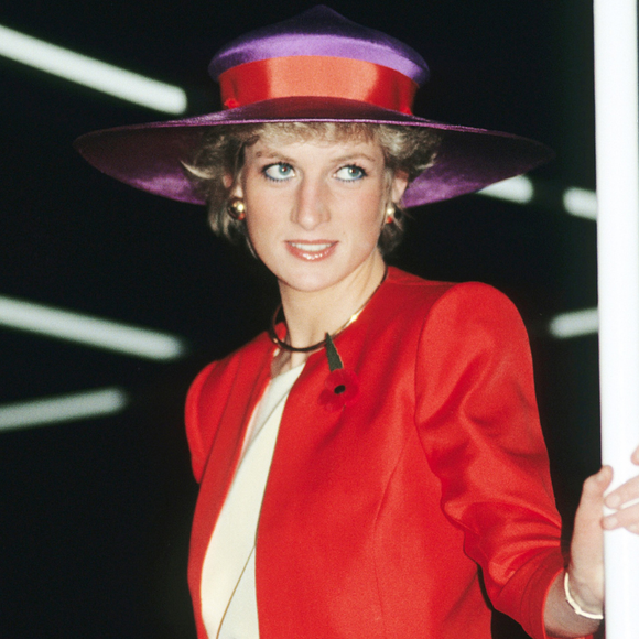 Arezzo se inspira em Lady Di para criar o scarpin rosa-choque, favorito da princesa para looks color block que rejuvenescem