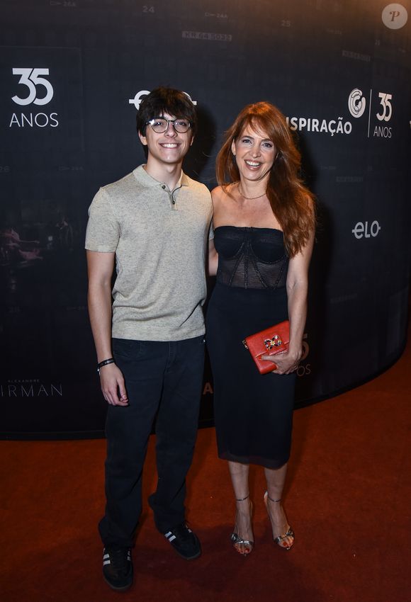 Filho de Poliana Abritta, do 'Fantástico', chamou atenção pela altura ao acompanhar a mãe famosa, jornalista da Globo, em evento de cinema em 17 de março de 2026