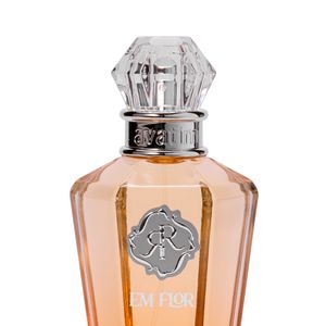 A fragrância 'Em Flor', da Avatim, combina notas envolventes e intensas, como café, pimenta rosa e pera na saída, evoluindo para um coração floral sofisticado e um fundo quente de baunilha e âmbar, que traz profundidade e sensualidade.