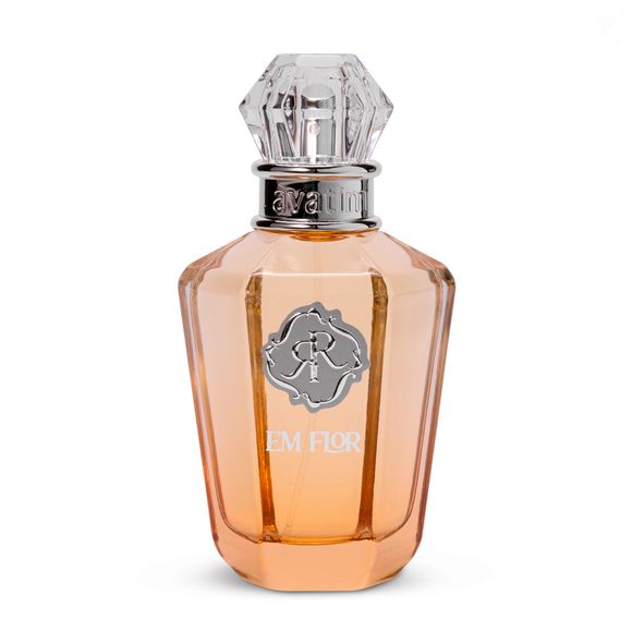 A fragrância 'Em Flor', da Avatim, combina notas envolventes e intensas, como café, pimenta rosa e pera na saída, evoluindo para um coração floral sofisticado e um fundo quente de baunilha e âmbar, que traz profundidade e sensualidade.