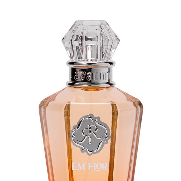 A fragrância 'Em Flor', da Avatim, combina notas envolventes e intensas, como café, pimenta rosa e pera na saída, evoluindo para um coração floral sofisticado e um fundo quente de baunilha e âmbar, que traz profundidade e sensualidade.