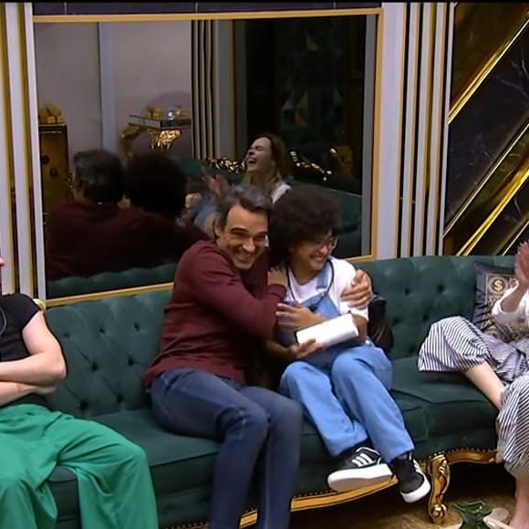 Apresentador surpreende ao invadir o confinamento e emociona participantes na reta final do BBB 26