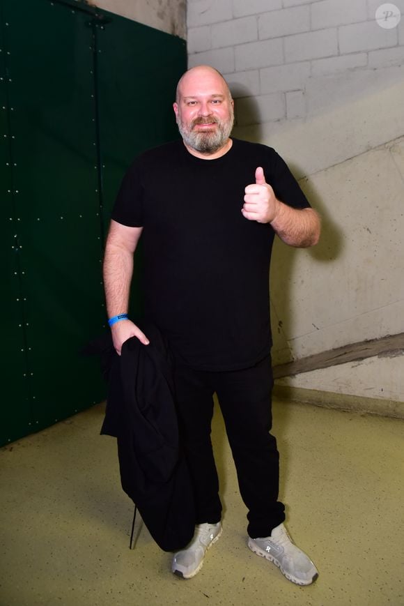 Chico Barney manteve a linha minimalista e casual ao escolher um look total preto composto por camiseta básica e calça reta. O colunista carregava um casaco escuro em mãos e arrematou o visual básico com tênis esportivos cinza-claro