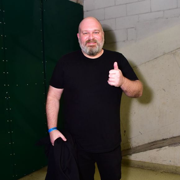 Chico Barney manteve a linha minimalista e casual ao escolher um look total preto composto por camiseta básica e calça reta. O colunista carregava um casaco escuro em mãos e arrematou o visual básico com tênis esportivos cinza-claro