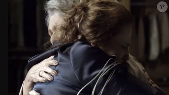 Emília e Vitória se reconciliam depois de muitas brigas no final de 'Além do Tempo'
