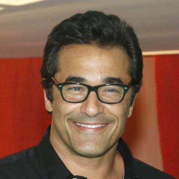Luciano Szafir, aos 57 anos, faz primeira harmonização facial e aprova 'antes e depois'; especialista explica tendência de procedimento estético: 'Busca realçar a beleza natural e suavizar envelhecimento'