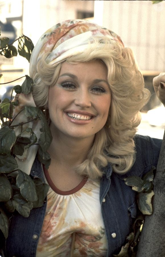 Nascida em 19 de janeiro de 1946, Dolly Parton era a quarta de 12 filhos e cresceu em uma família pobre de agricultores antes de construir uma das carreiras mais marcantes da música country