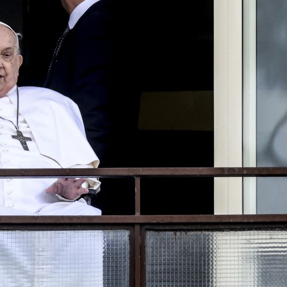 Papa Francisco recebeu alta hospitalar no último domingo (23), após 38 dias internado por problemas respiratórios