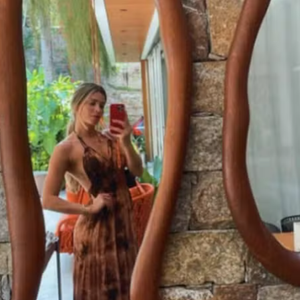 Grazi Massafera tem diversos espelhos em sua mansão, onde fotografa os looks do dia