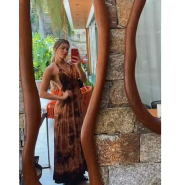 Grazi Massafera tem diversos espelhos em sua mansão, onde fotografa os looks do dia