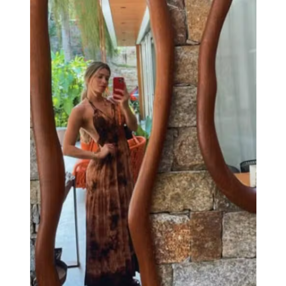 Grazi Massafera tem diversos espelhos em sua mansão, onde fotografa os looks do dia