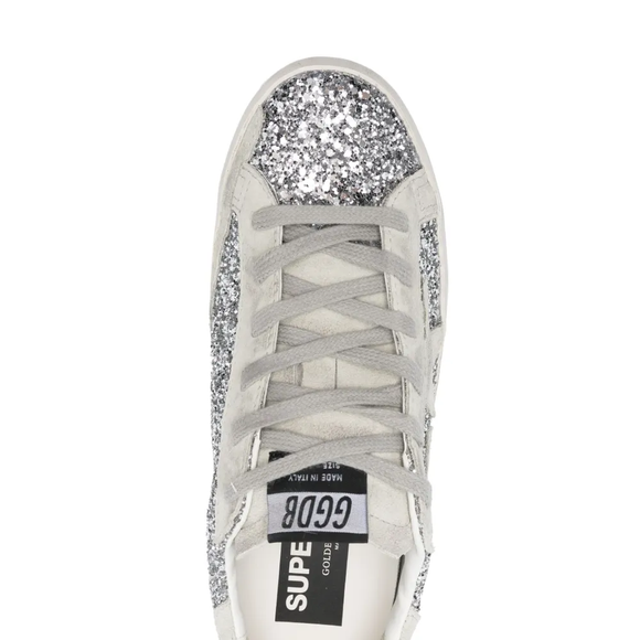 Até o fechamento desta matéria, o produto era vendido por R$ 4.635 no site da Farfetch, um valor considerado bastante elevado para a maioria das consumidoras