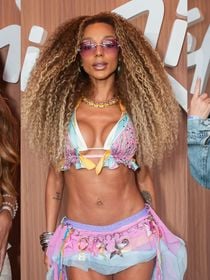 Frio? Brunna Gonçalves, Mari Bridi e mais famosas deixam barrigas à mostra em looks estilosos para o último dia de Rock in Rio. Veja +30 fotos!