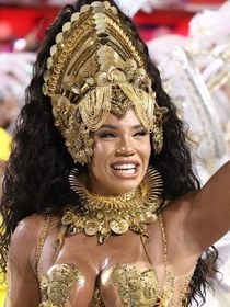 O antes e depois de Evelyn Bastos, rainha de bateria da Mangueira no Carnaval 2026: 21 fotos reúnem de fantasia polêmica a make banhada a ouro 18k