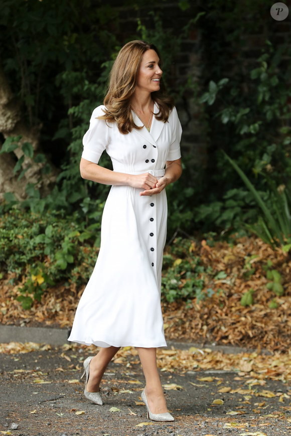 Com modelagem clássica, esse look branco de Kate Middleton também pode inspirar noivas