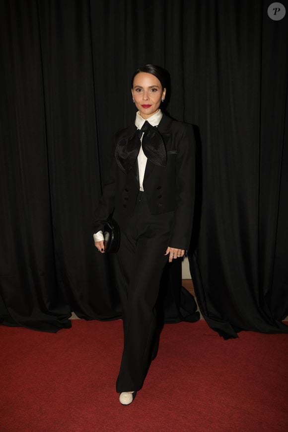 Débora Falabella apostou em um conjunto de alfaiataria preto, com blazer curto e calça de corte amplo. A camisa branca ganhou destaque com um grande laço preto no pescoço