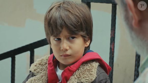 Sequestrado, Doruk tenta conversar com Nezir em 'Força de Mulher', mas o menino é ignorado pelo mafioso