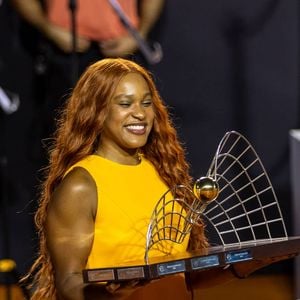 A maior medalhista olímpica brasileira entrou na Quadra Guga Kuerten, no Jockey Club Brasileiro, carregando o troféu entregue ao campeão, e optou por um macaquinho na cor tangerina de uma marca brasileira.