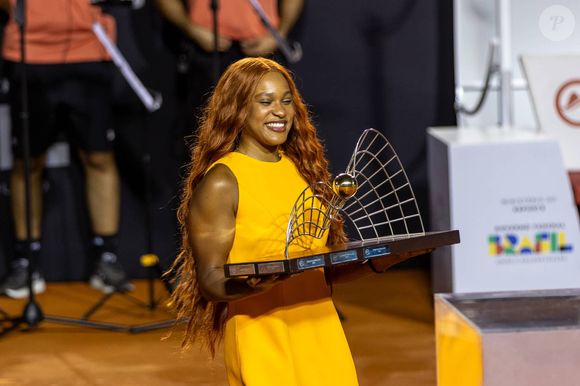 A maior medalhista olímpica brasileira entrou na Quadra Guga Kuerten, no Jockey Club Brasileiro, carregando o troféu entregue ao campeão, e optou por um macaquinho na cor tangerina de uma marca brasileira.