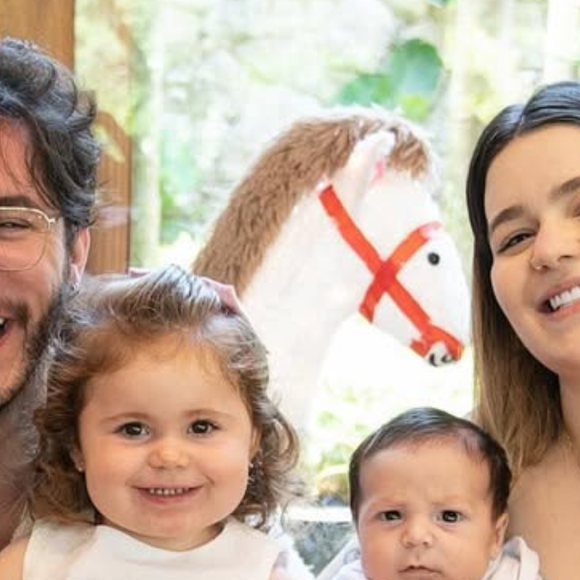 Viih Tube enfrentou um trabalho de parto de 19 horas, que culminou em uma cesariana de emergência. Após o nascimento, ela sofreu uma hemorragia de 17 minutos devido à atonia uterina, necessitando de transfusão sanguínea e internação na UTI.