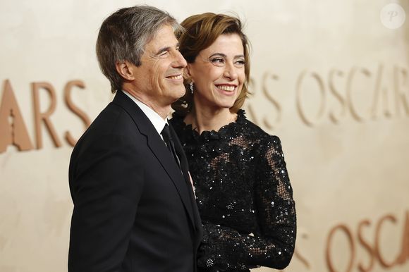 Fernanda Torres posou com o diretor Walter Salles ao chegar no Tapete Vermelho do Oscar 2025