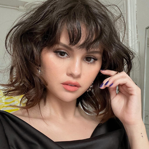 A cantora Selena Gomez já usou o estilo butterfly bob e seu cabelo ganhou movimento, volume e estilo