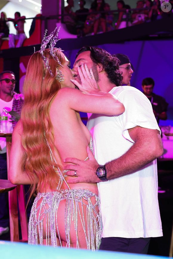 Marina Ruy Barbosa deixou bumbum de fora em look de Carnaval