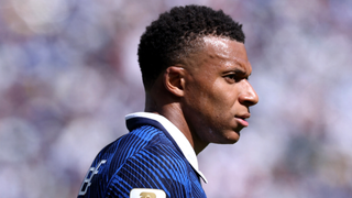 Poucos sabem, mas antes da Copa de 2026, Mbappé foi alvo de racismo e transfobia após suposto romance com modelo trans que posou na Playboy; hoje, vive affair com atriz de 'Elite'