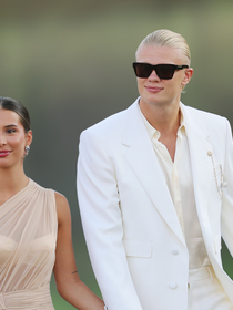 As sandálias favoritas de Erling Haaland para o verão são um par perfeito, ideal tanto para usar na praia com roupa de banho quanto em uma festa com terno de linho