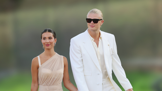 As sandálias favoritas de Erling Haaland para o verão são um par perfeito, ideal tanto para usar na praia com roupa de banho quanto em uma festa com terno de linho