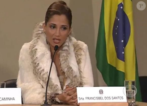 Bebel conversou com fotógrafos, esbanjou carisma e 'zero' preocupação em CPI