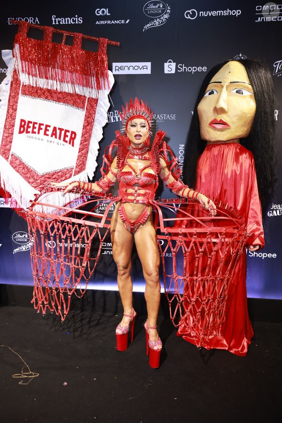 Baile da Vogue 2026: uma das últimas a chegar, Sabrina Sato apostou em um look vermelho ousado representando uma marca de bebidas