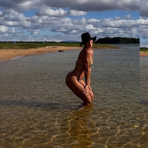 Mainha está com tu-do! Aos 54 anos, Ivete Sangalo coloca o corpão para jogo e rouba a cena em fotos de biquíni com bumbum empinado