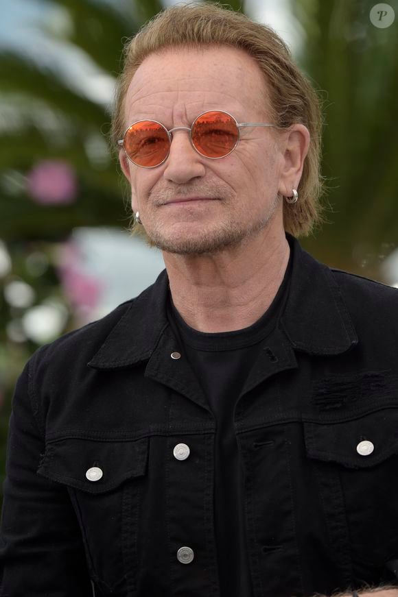 Vocalista do U2, Bono revelou anos atrás que 'quase deixou de existir' após enfrentar um sério problema de saúde; hoje, recuperado, reflete sobre envelhecimento, propósito e mortalidade