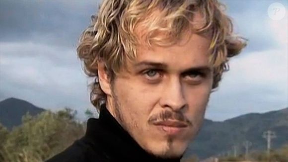 Em 'A Viagem': Alexandre (Guilherme Fontes) acaba apanhando dentro da prisão.