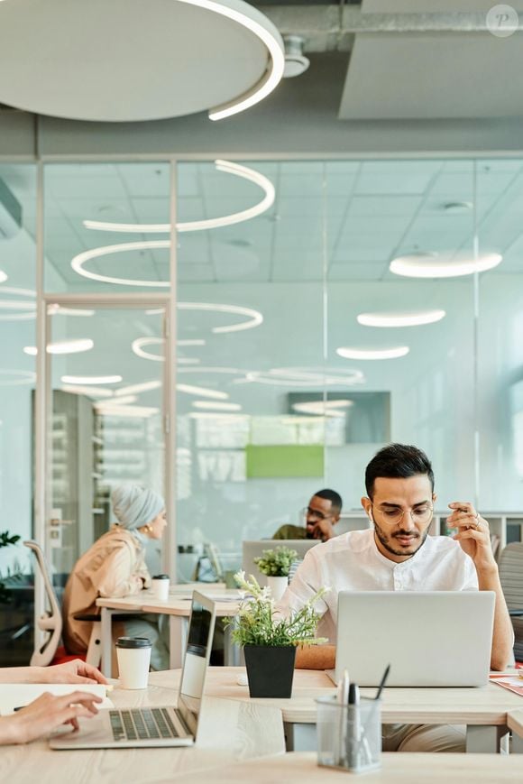 Isso pode impactar a produtividade, uma vez que a pessoa estará com a mente focada em outras atividades além do trabalho