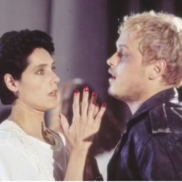 Diná (Christiane Torloni) tem reencontro complicado com Alexandre (Guilherme Fontes) na novela A Viagem