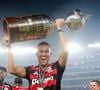 Jogador do Flamengo, Samuel Lino levanta a taça de campeão da Libertadores 2025 após vitória contra o Palmeiras em 29 de novembro de 2025